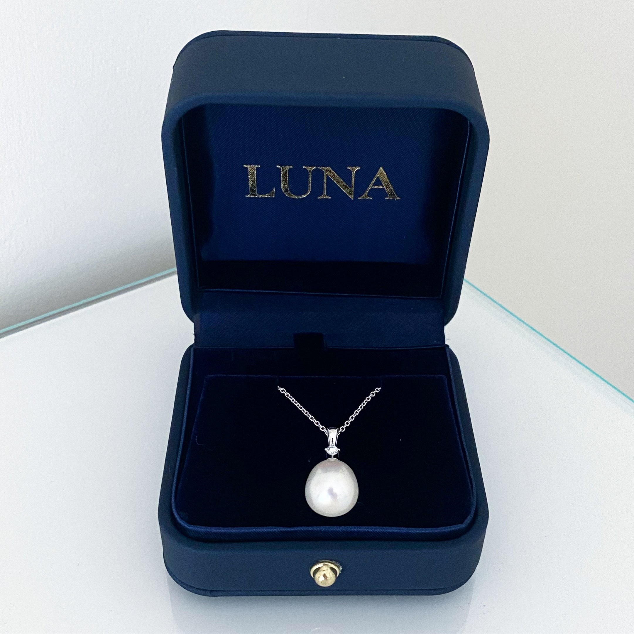 18ct White Gold Pearl Pendant