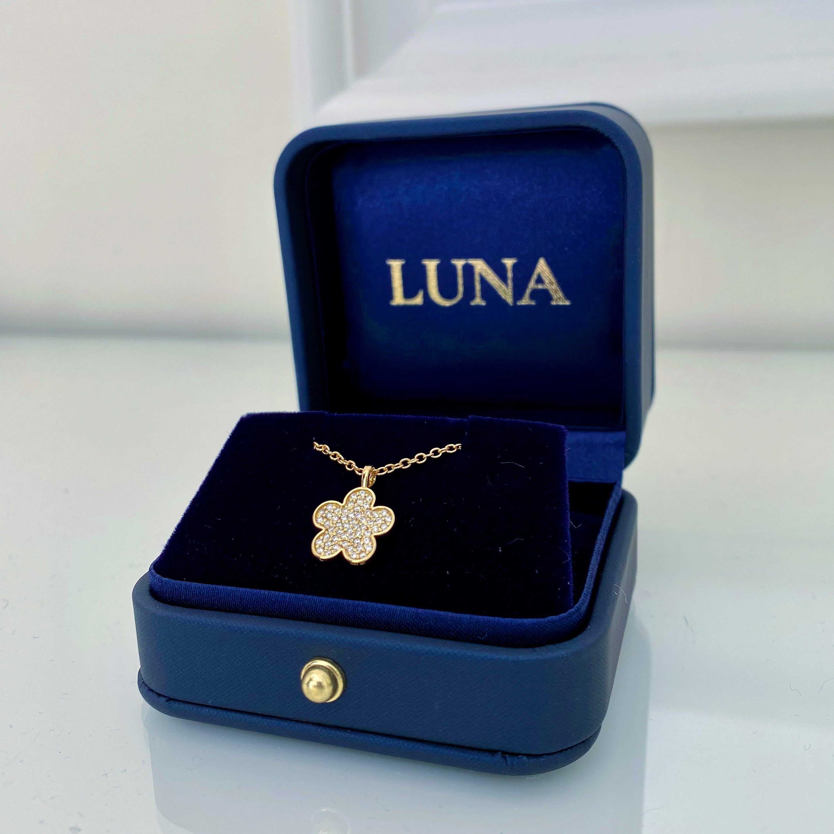 18ct Yellow Gold Diamond Flower Pendant