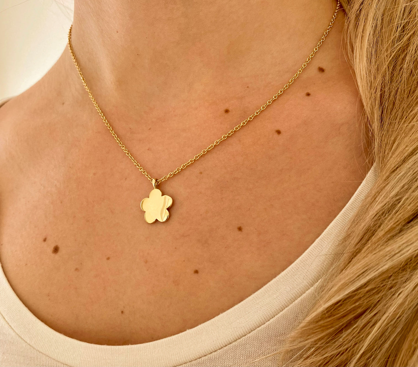 18ct Yellow Gold Flower Pendant