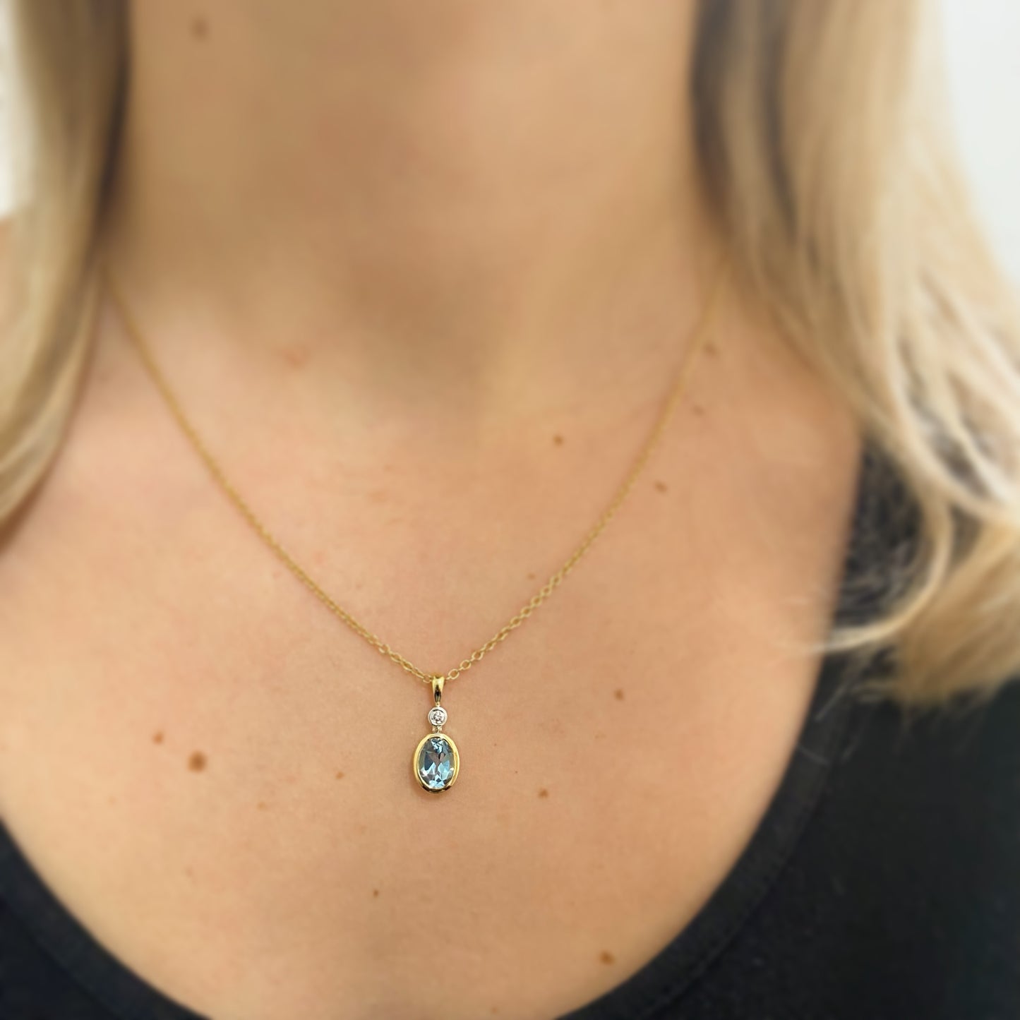 18ct Yellow Gold Blue Topaz Pendant